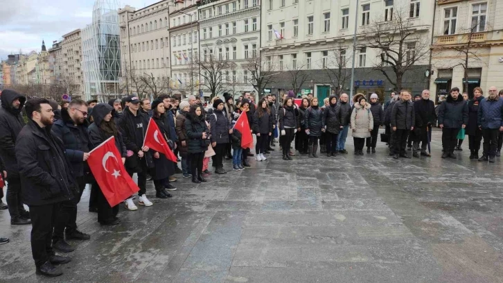 Türkiye’deki deprem felaketinde hayatını kaybedenler Çekya’da anıldı
