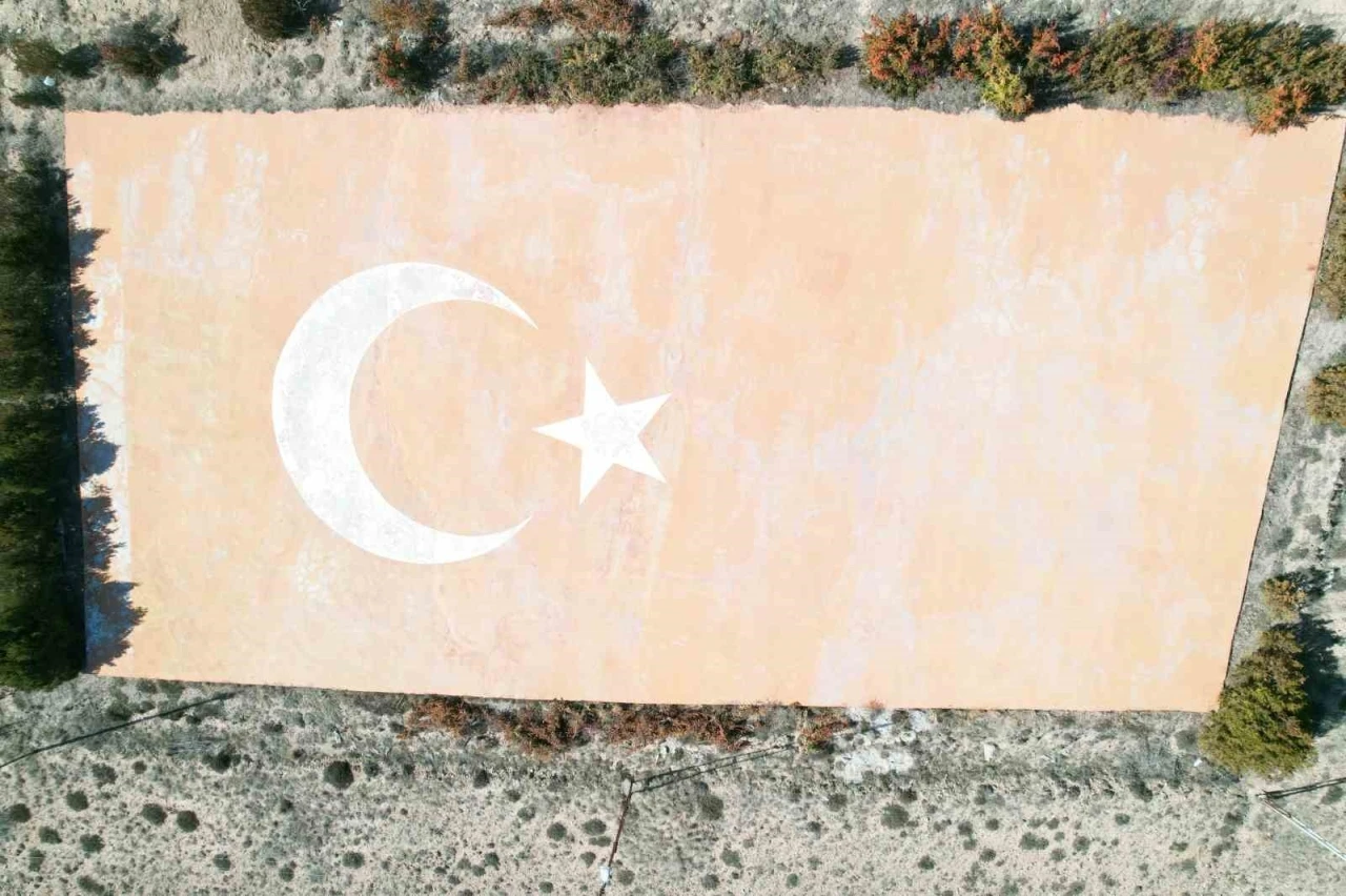 Türkiye’nin en büyük beton Türk bayrağı yeniden boyandı
