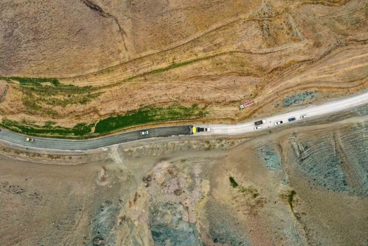 Türkiye’nin en soğuk ilçesinde beton yol çalışması
