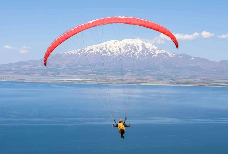 Türkiye Yamaç Paraşütü Şampiyonası, Van Gölü sahillerinde başladı
