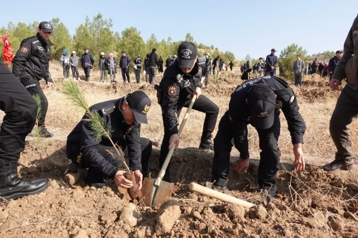 “Türkiye Yüzyılına Nefes” için 500 fidan toprakla buluşturuldu
