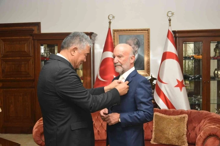 TÜRKSOY’dan Dr. Suat İrfan Günsel’e onur nişanı
