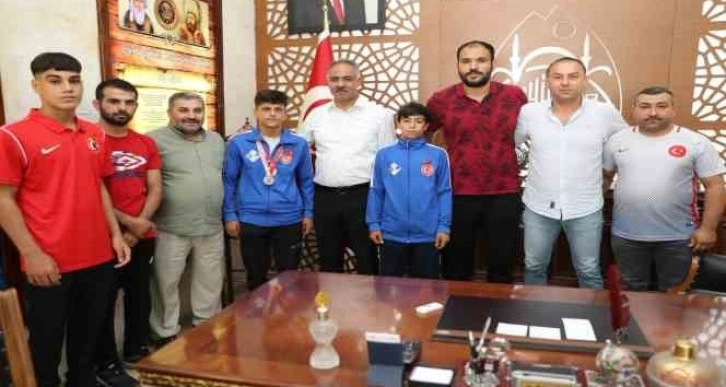 Turnuvadan başarıyla dönen sporculara altın hediyesi