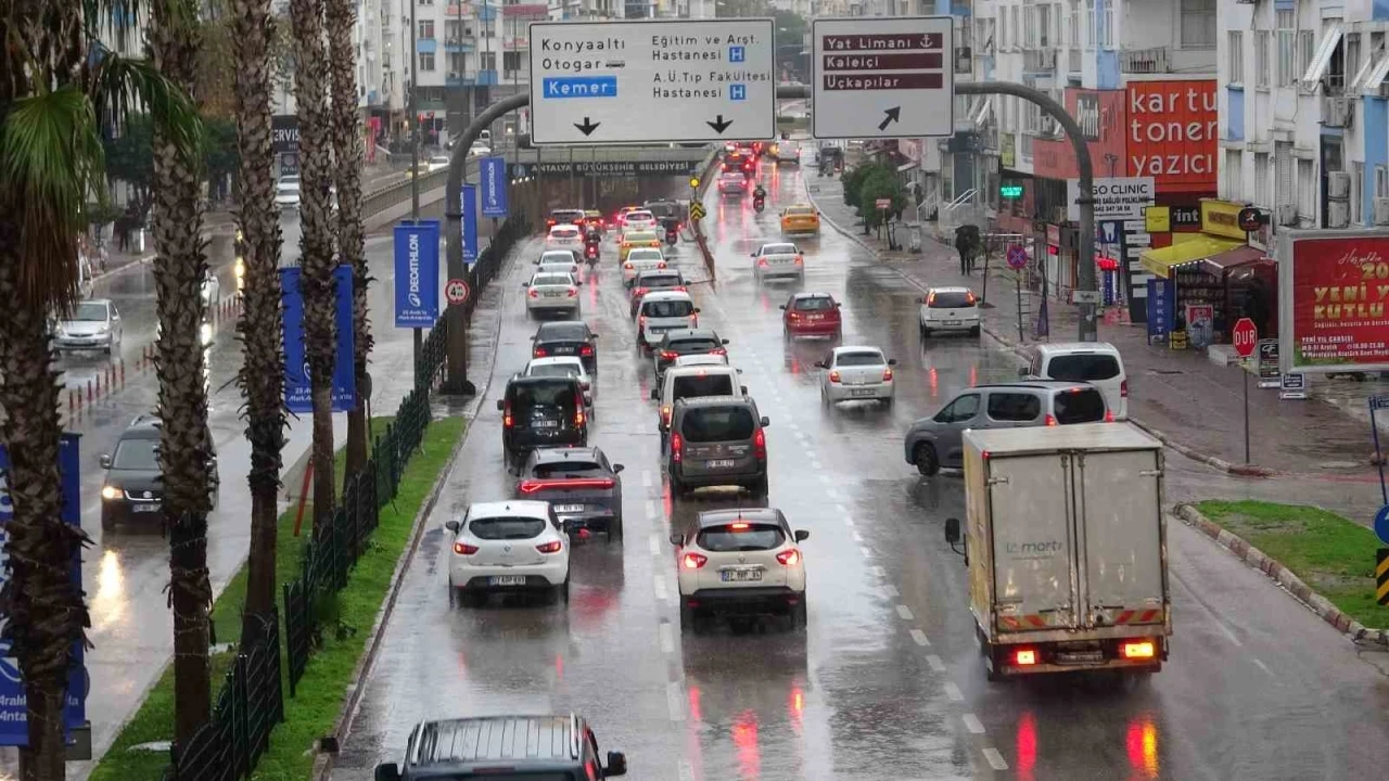 Turuncu kodla uyarılan Antalya güne yağışla başladı
