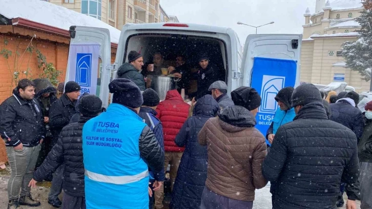 Tuşba Belediyesinden depremzedelere sıcak çorba ikramı
