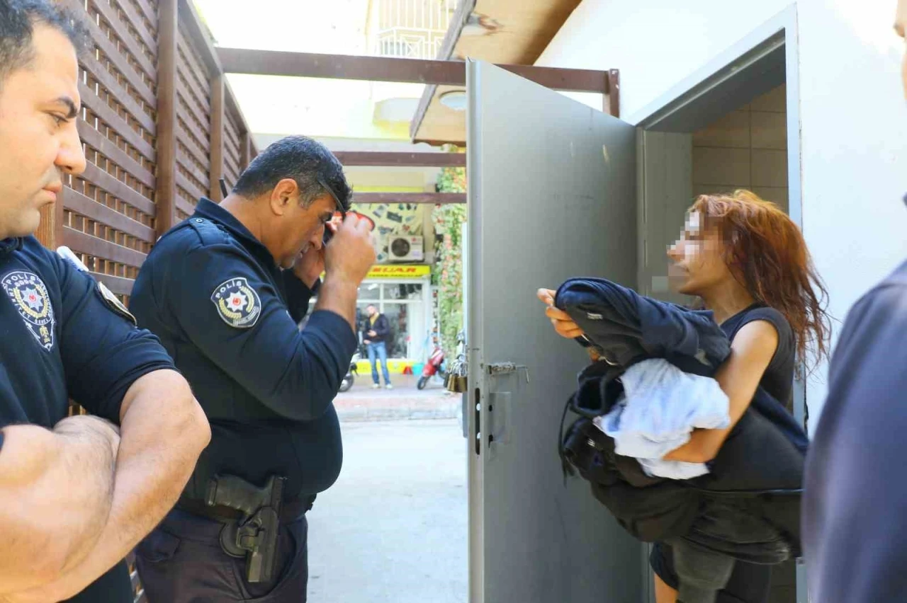 Tuvalette çığlıklarıyla polisi alarma geçirdi, kapıyı açınca ’sizleri seviyorum’ dedi
