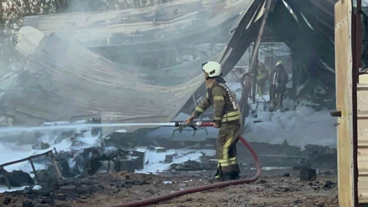 Tuzla’da iş yeri alev alev yandı
