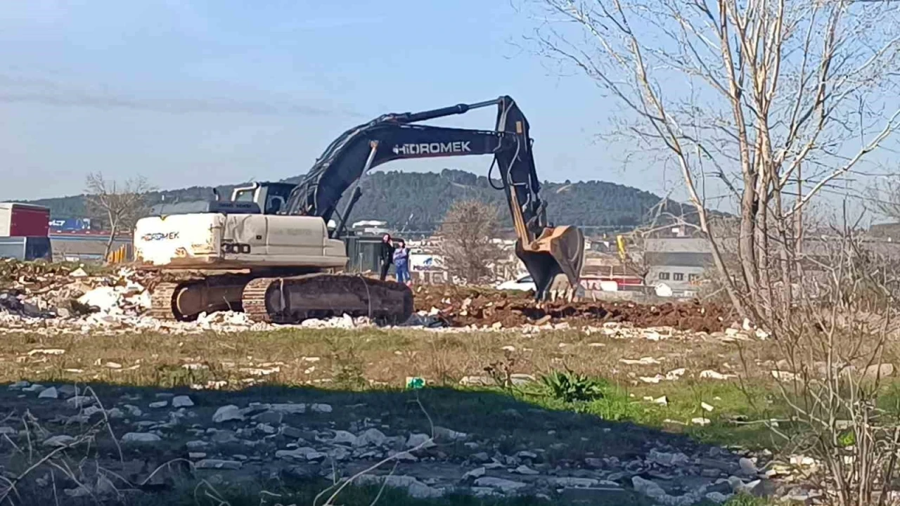 Tuzla’da tehlike saçan moloz yığınları gündeme geldi, belediye harekete geçti
