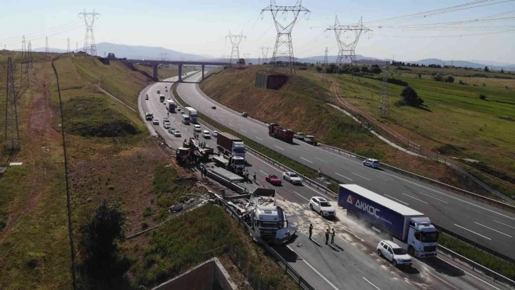 Tuzla’da tır dijital trafik levhasına çarptı, ortalık savaş alanına döndü: 2 yaralı
