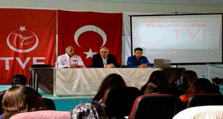 TVF Başkanı Üstündağ, Adana’da aday hakem kursunu ziyaret etti