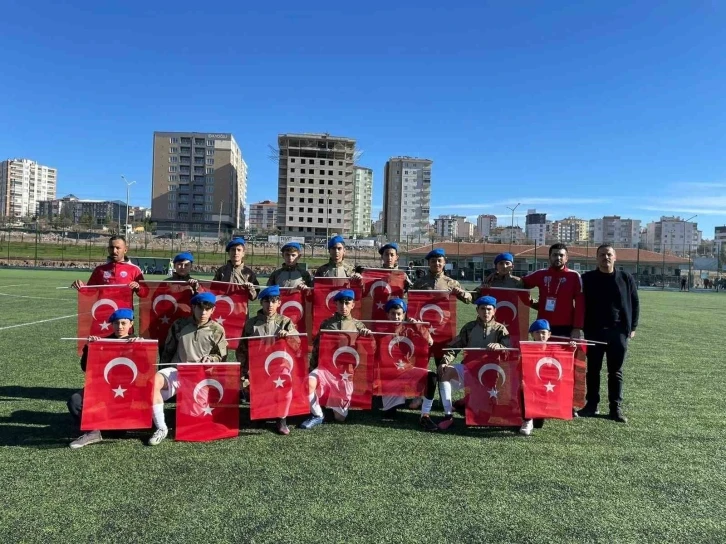 U-16 Ligi maçında futbolcular sahaya kamuflaj ile çıktı
