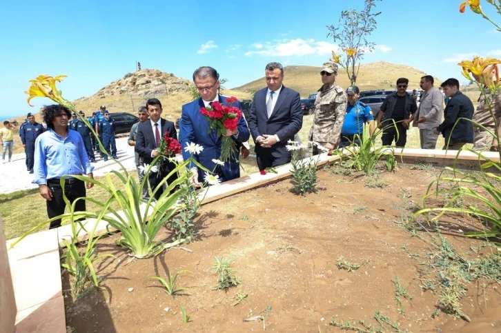 Uçak kazasında şehit düşen emniyet mensupları için anma töreni
