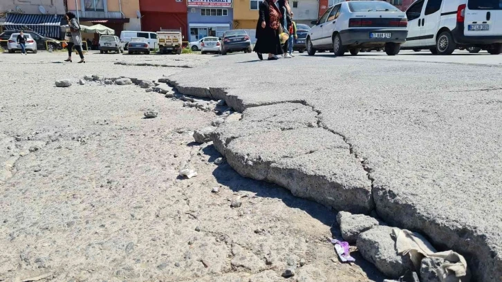 Ücretli otoparkta bozuk yol tepkisi
