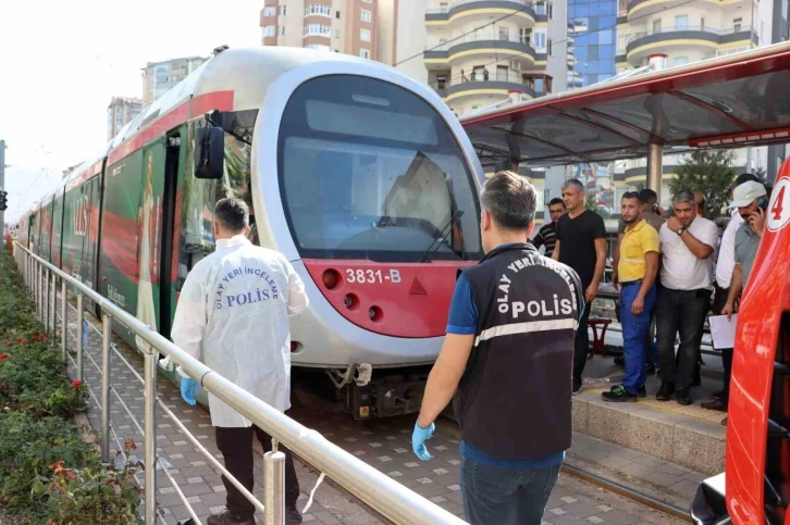 Ücretsiz binmek istediği tramvay sonu oldu
