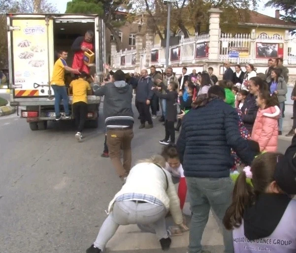 Ücretsiz dağıtılan ürünleri alabilmek için kıyasıya yarıştılar
