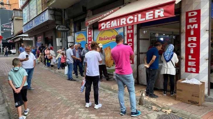 Ücretsiz kıyma çektirmek için uzun kuyruklar oluşturdular
