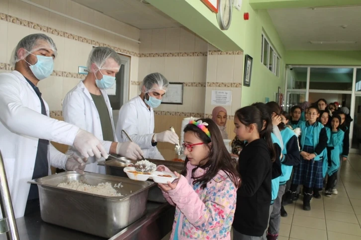 Ücretsiz yemeğe öğrencilerden tam not: "Anne eli değmiş gibi"
