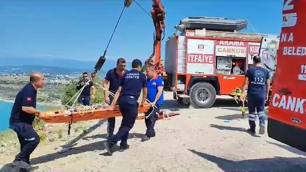 Uçurumda mahsur kalan paraşütçüyü, itfaiye kurtardı