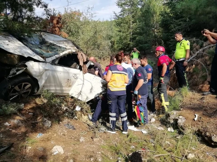 Uçurumdan yuvarlanan otomobilde 1’i ağır 3 kişi yaralandı
