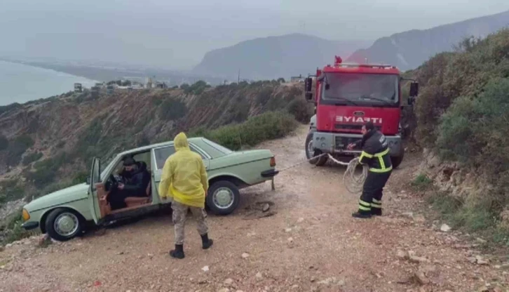 Uçurumdan yuvarlanmaya ramak kala durmayı başaran otomobili itfaiye ekipleri kurtardı
