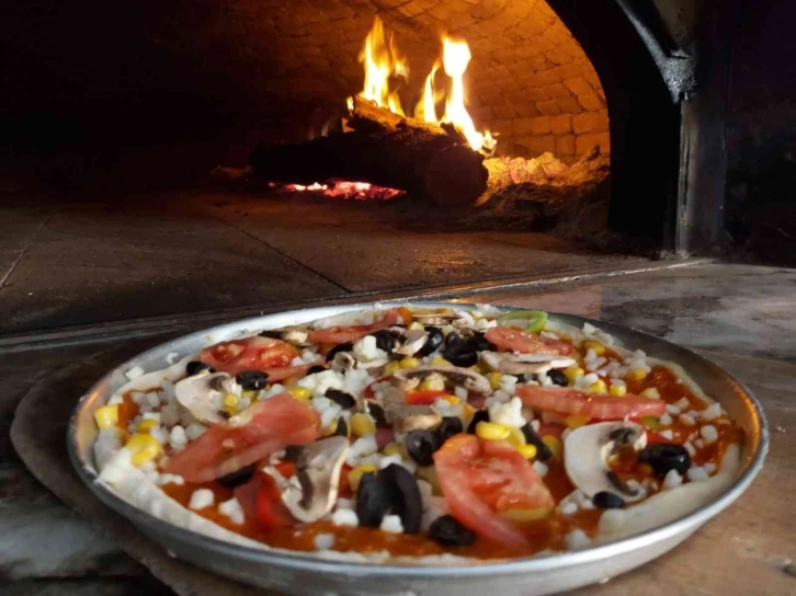 Uğur Usta, İtalyan pizzasını odun ateşinde farklı bir tat verdi
