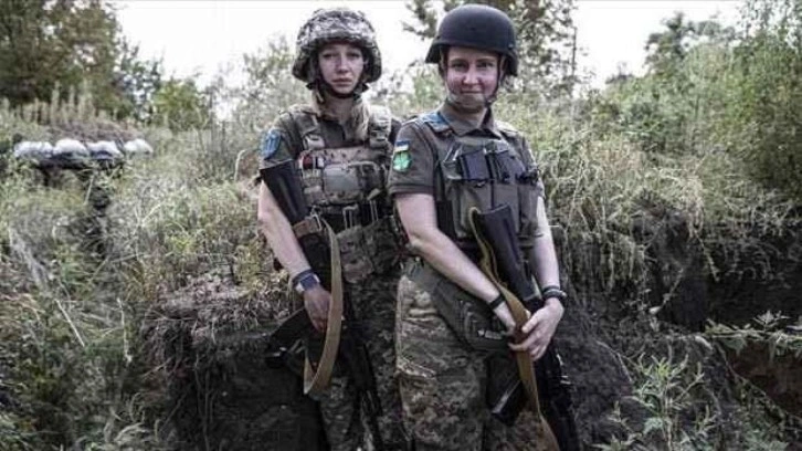 Ukrayna'da kadın askerler de ön cephede savaşıyor! Aylardır omuz omuza mücadele ediyorlar