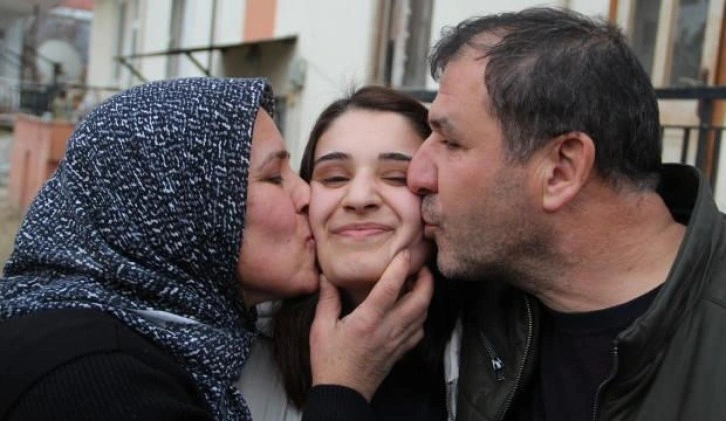 Ukrayna'da mahsur kalan Türk öğrenci Merve ailesine kavuştu