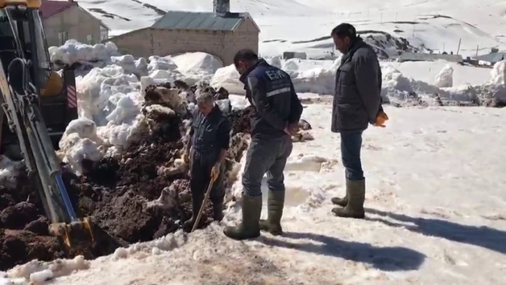 Ulaşım sağlanamadığı için ekipler mahalleye havaların ısınmasıyla ulaşabildi
