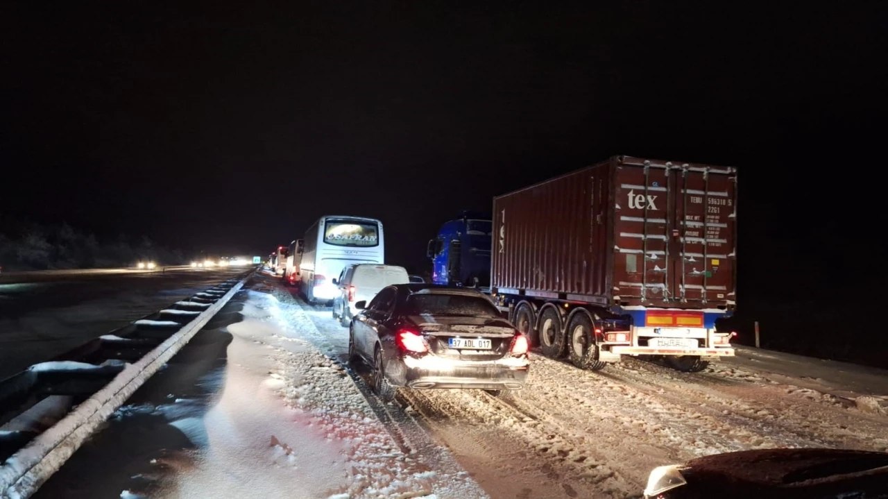 Ulaşıma kapanan D-100 karayolu 7 saat sonra açıldı
