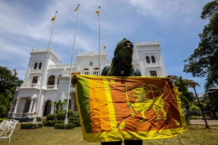 Ülkeden kaçan Sri Lanka Devlet Başkanı Rajapaksaı e-mail yoluyla istifa etti
