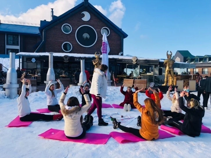 Uludağ’da karların üzerinde yoga yaparak ısınıyorlar
