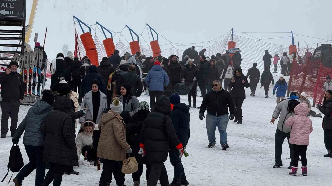 Uludağ’ın zirvesine turist akını
