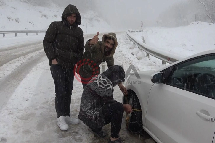 Uludağ'da kar 1 metreyi aştı, zincirsiz çıkışa izin verilmiyor