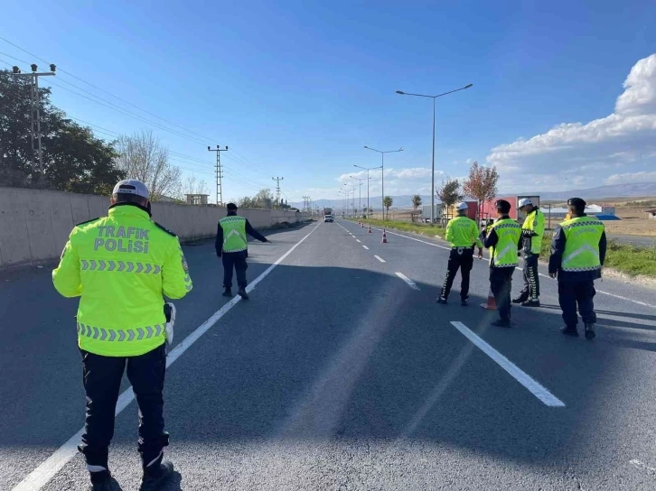 Uluslararası karayolunda trafik denetimleri hız kesmeden devam ediyor
