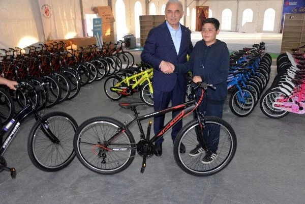 Ümraniye Belediyesi'nden depremzede çocuklara bayram bisikleti