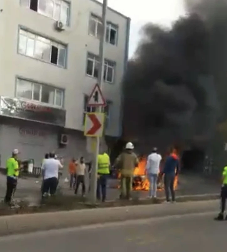 Ümraniye’de cinnet getiren şahıs aracını ateşe verdi: 1 ölü, 3 yaralı
