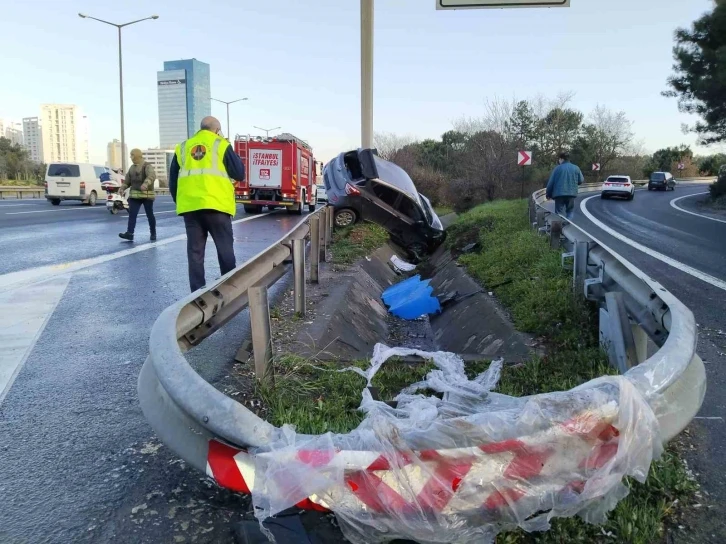 Ümraniye’de direksiyon hakimiyetini kaybeden sürücü bariyere çıktı
