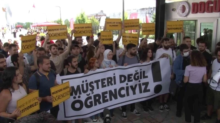 Ümraniye’de Doğuş Üniversitesinin öğrencileri öğrenim ücretlerine yapılan zammı protesto etti
