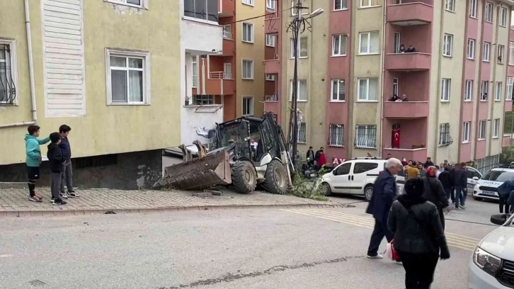 Ümraniye’de iş makinesi yokuş aşağı kaydı, ortalık savaş alanına döndü
