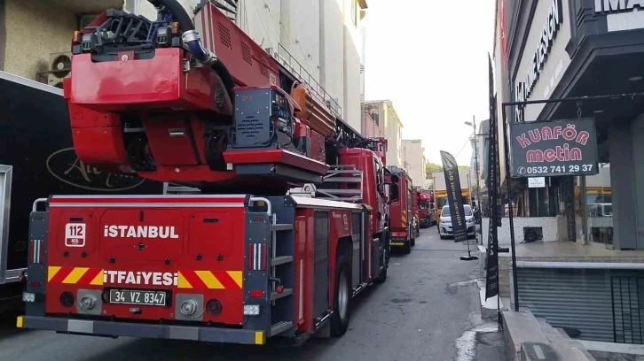 Ümraniye’de mobilya üretim atölyesinde çıkan yangın korkuttu
