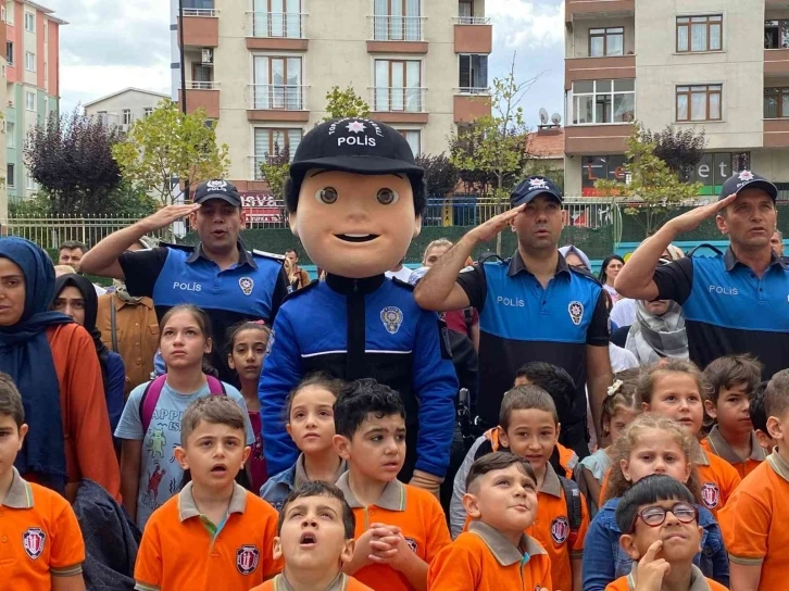 Ümraniye’de, Polis maskotu ‘Cesur’, çocuklarla buluştu
