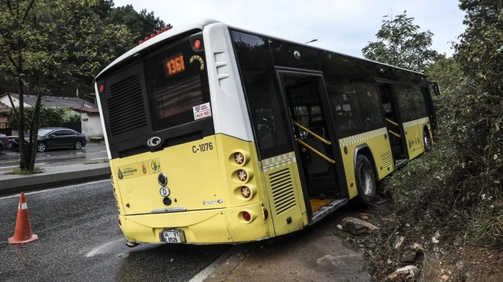 Ümraniye'de virajı alamayan özel halk otobüsü kaldırıma çıktı