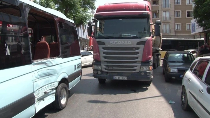 Ümraniye’de yolcu dolu dolmuş ile tır çarpıştı: 5 yaralı