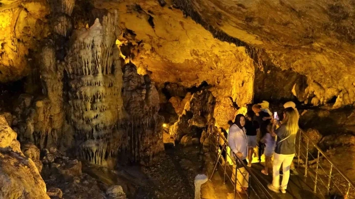 UNESCO’nun kültür miras listesinde, serinlemek isteyenler bu mağaraya akın ediyor
