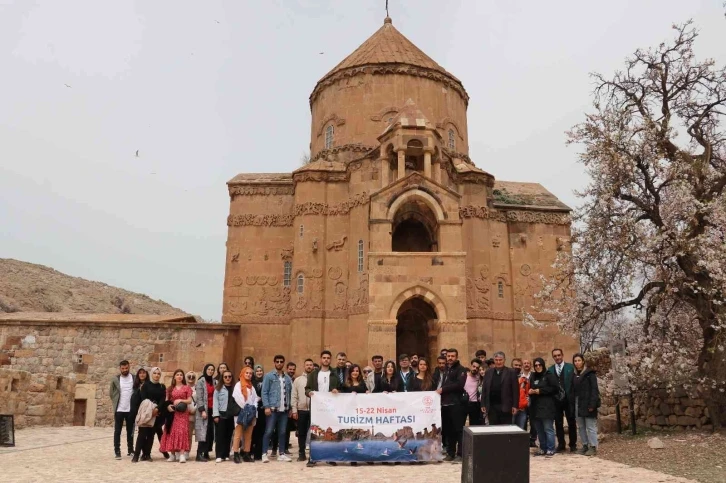 Üniversite öğrencileri ilk defa Akdamar Adası’nı gezdi
