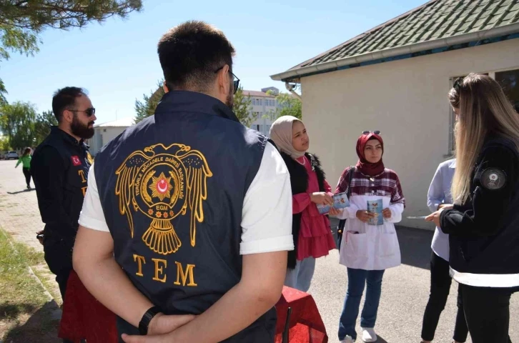 Üniversite öğrencileri teröre karşı bilgilendirildi
