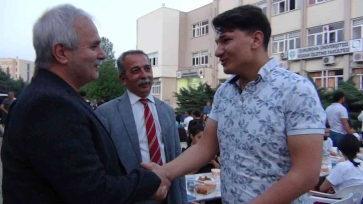 Üniversite öğrencileri yüksekokul bahçesine iftar sofrası kurdu
