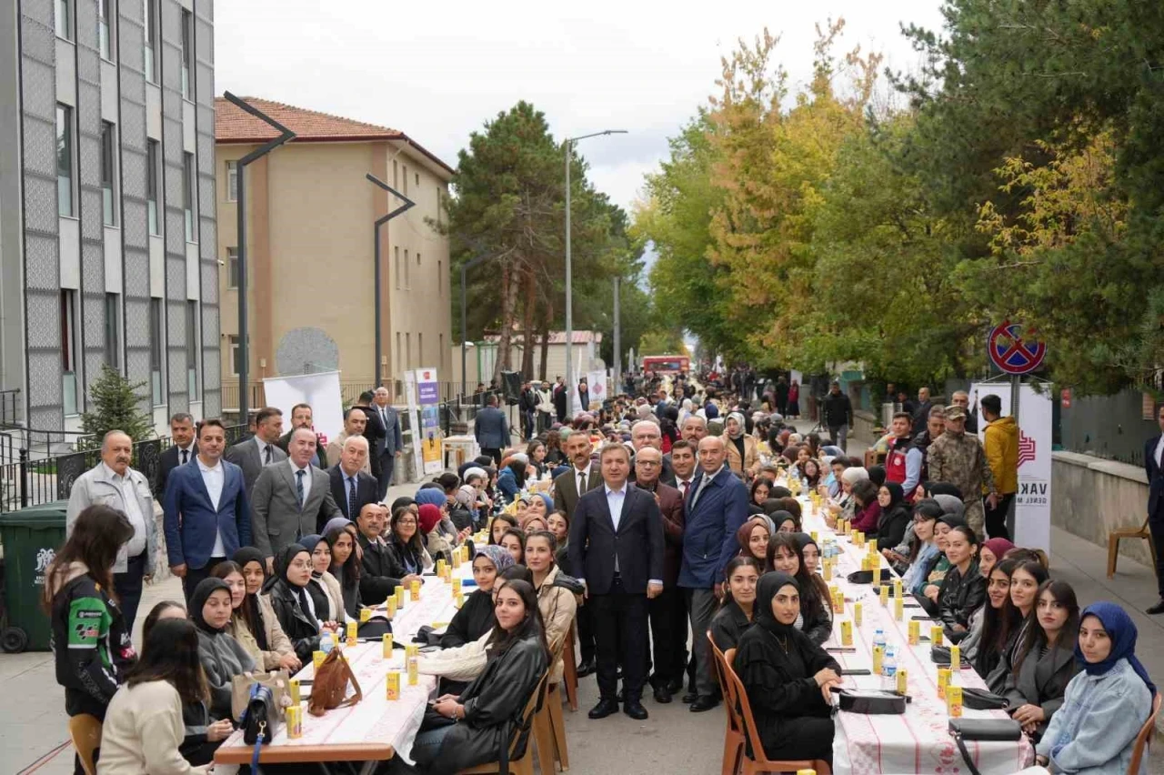 Üniversite öğrencilerine hoş geldiniz kahvaltısı
