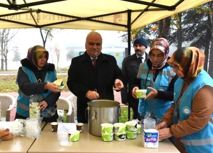 Üniversite öğrencilerine sıcak çorba ikramı yapıldı
