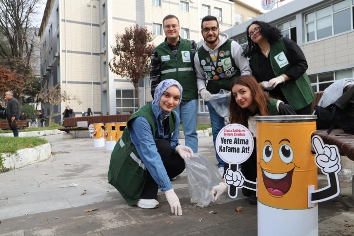 Üniversiteliler kampüste sigara izmariti topladı
